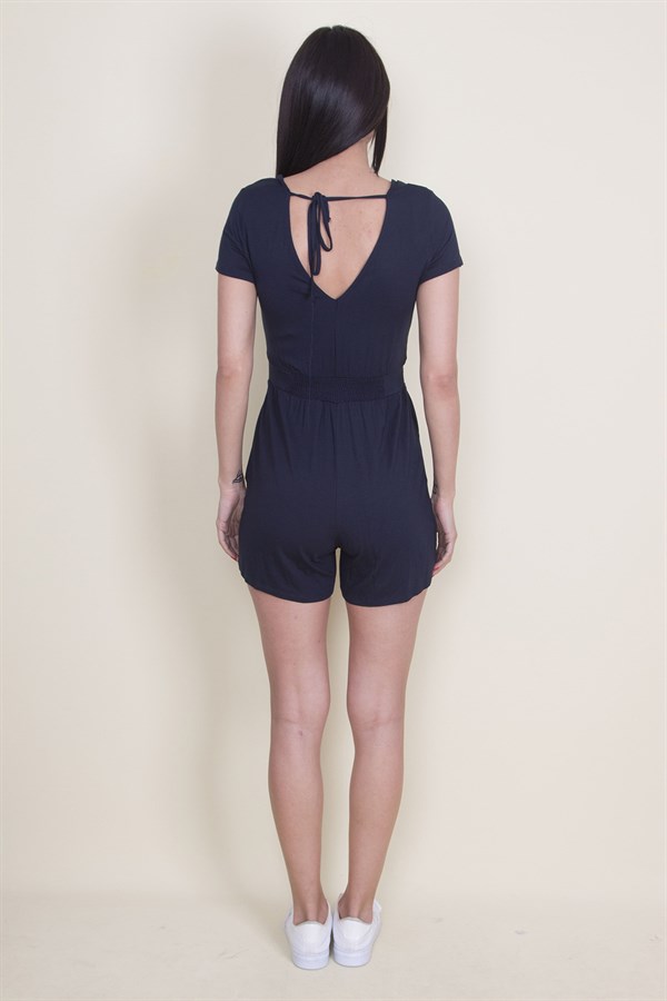 COMBINAISON SHORT COURT BLEU MARINE POUR FEMME AVEC COL ENVELOPPÉ ET DOS DÉTAILLÉ