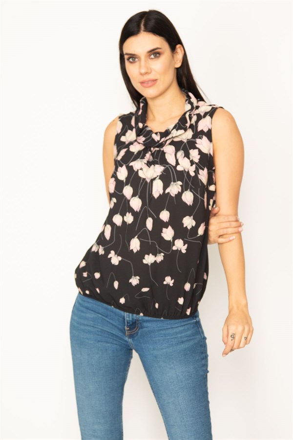 KADIN SİYAH DEGAJE YAKA ETEK UCU LASTİKLİ KOLSUZ ÇİÇEK DESENLİ BLUZ