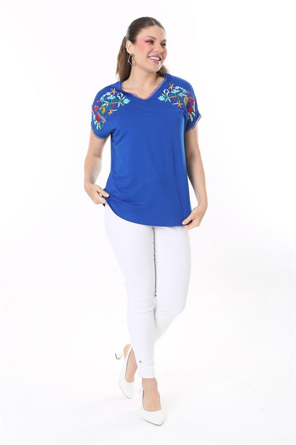 Kadın Büyük Beden Beyaz Nakış Detaylı Yaka Ve Kol Ağzı Kopenaki Dantelli V Yakalı Bluz 65N37676