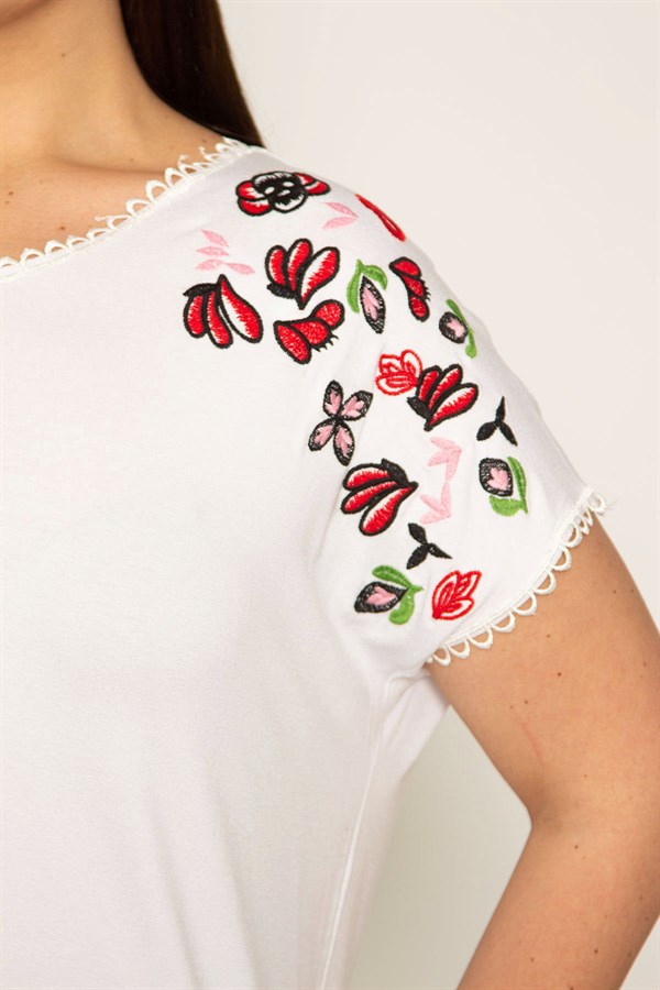 KADIN KEMİK YAKA VE KOL AĞZI KOPENAKİ DANTELLİ OMUZLARI NAKIŞLI BLUZ