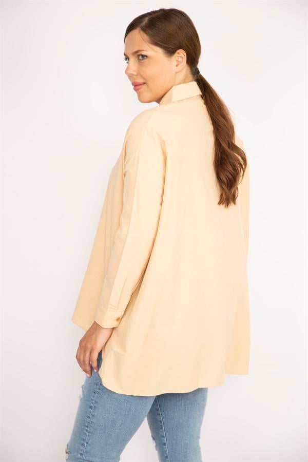 Kadın Büyük Beden Bej Poplin Kumaş Ön Düğmeli Yan Yırtmaçlı Uzun Kollu Gömlek 65N36799