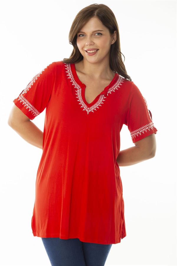 Kadın Büyük Beden Kırmızı Yaka Ve Kolları Nakış Detaylı Omuz Dekolteli Bluz 65N36923