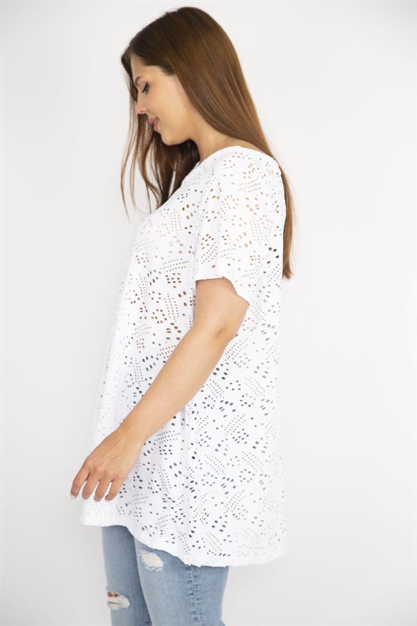 Kadın Beyaz Büyük Beden Delikiş Kumaş V Yakalı Kısa Kollu Bluz