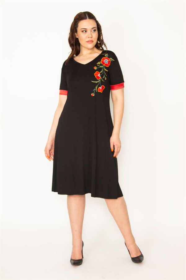 KADIN SİYAH NAKIŞ DETAYLI KOL AĞZI SATEN V YAKALI ELBİSE