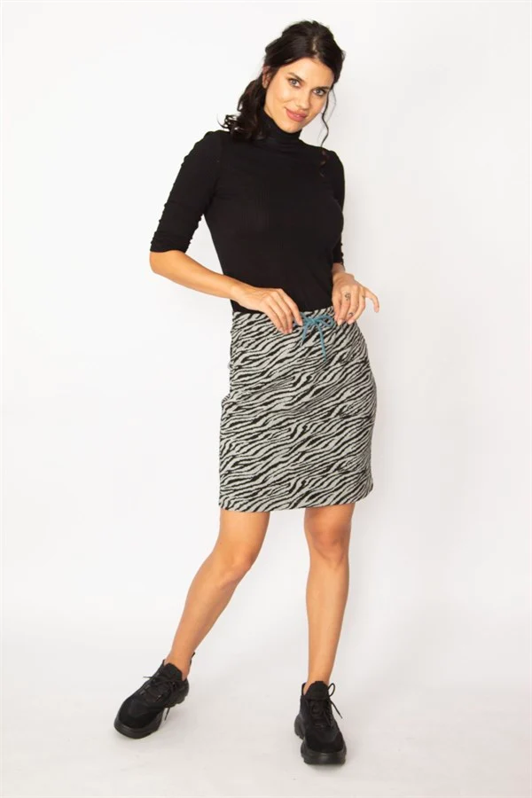 KADIN SİYAH ZEBRA DESENLİ ASTARLI CEPLİ ETEK