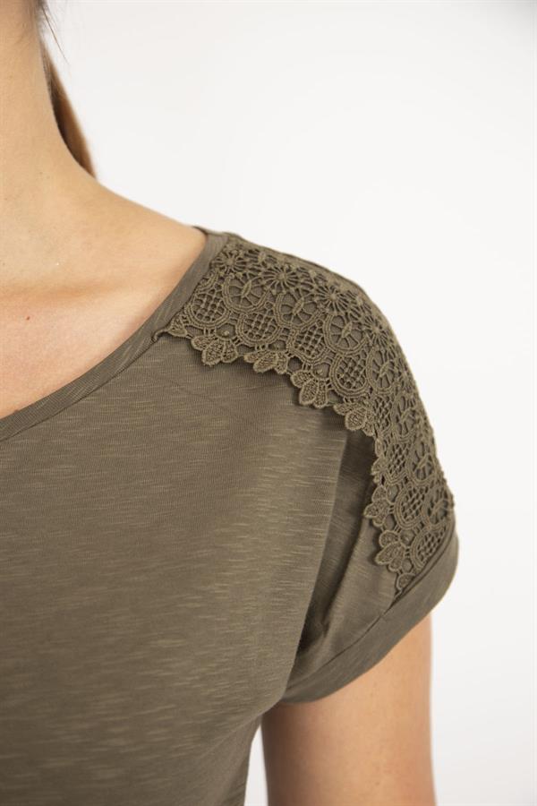 Kadın Haki Büyük Beden Pamuk Kumaş V Yakalı Kısa Kollu Omuz Dantel Detaylı Bluz