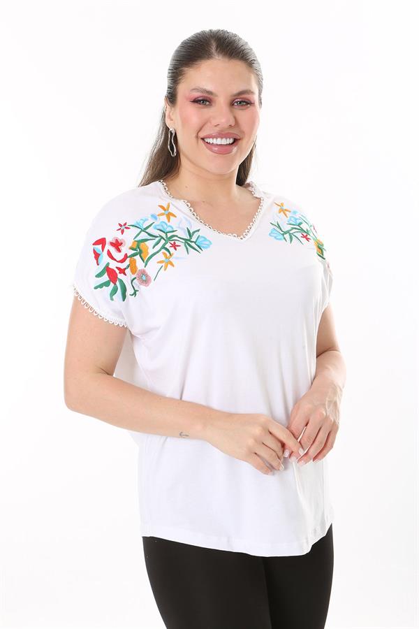 Kadın Büyük Beden Beyaz Nakış Detaylı Yaka Ve Kol Ağzı Kopenaki Dantelli V Yakalı Bluz 65N37676