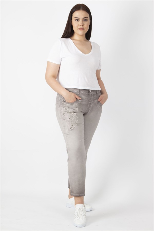 Kadın Taş Batik Yıkama Efektli Aplike Nakışlı Bilek Boy Pantolon 65N29833