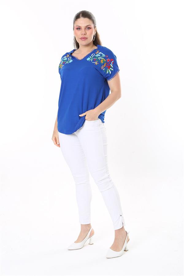 Kadın Büyük Beden Beyaz Nakış Detaylı Yaka Ve Kol Ağzı Kopenaki Dantelli V Yakalı Bluz 65N37676