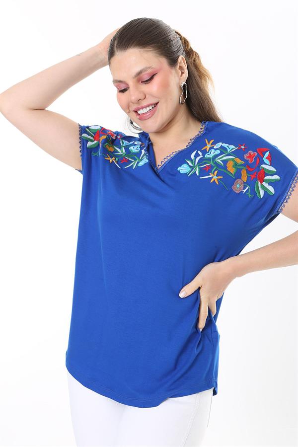 Kadın Büyük Beden Beyaz Nakış Detaylı Yaka Ve Kol Ağzı Kopenaki Dantelli V Yakalı Bluz 65N37676