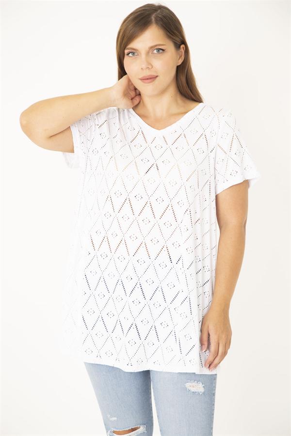 Kadın Büyük Beden Beyaz Delikiş Kumaş V Yakalı Kısa Kollu Bluz 65N36944