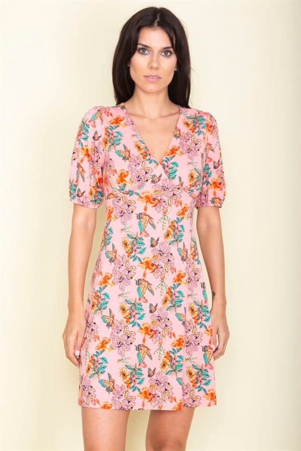 KADIN RENKLİ GÖĞÜS BÜZGÜ VE KOL AĞZI LASTİK DETAYLI V YAKALI ELBİSE