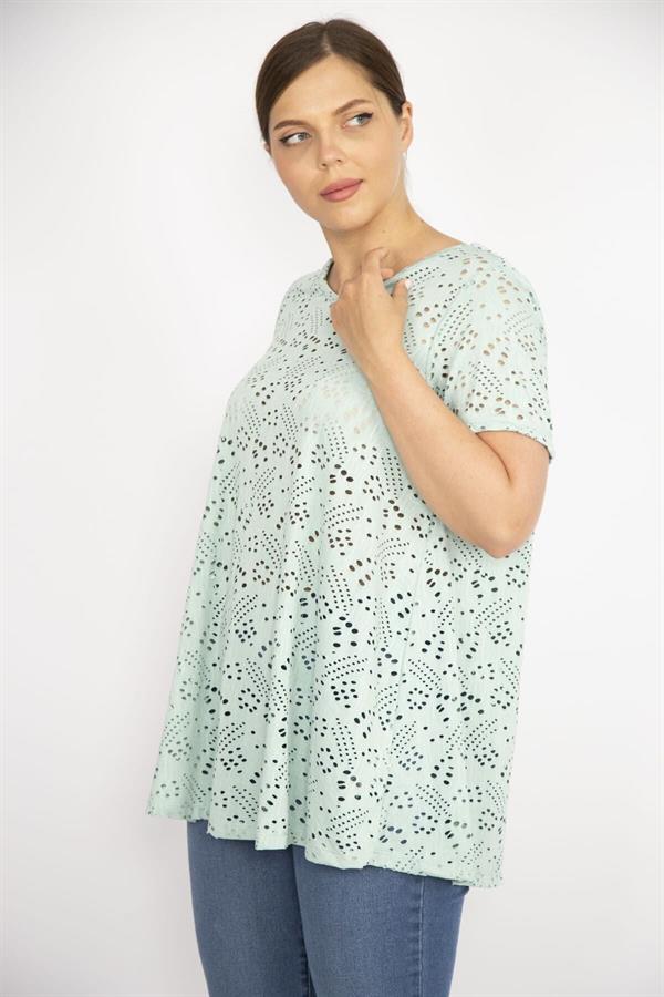 Kadın Beyaz Büyük Beden Delikiş Kumaş V Yakalı Kısa Kollu Bluz