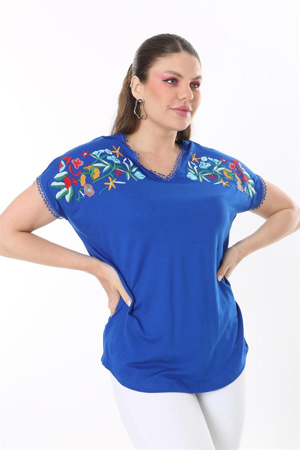 Kadın Büyük Beden Beyaz Nakış Detaylı Yaka Ve Kol Ağzı Kopenaki Dantelli V Yakalı Bluz 65N37676