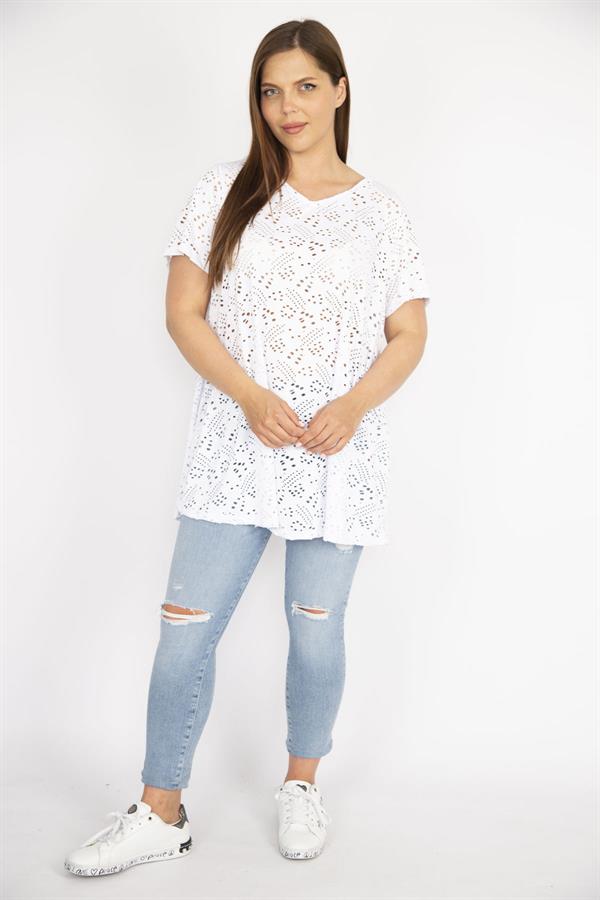 Kadın Beyaz Büyük Beden Delikiş Kumaş V Yakalı Kısa Kollu Bluz