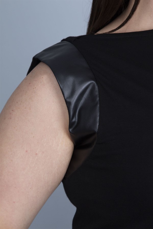 Kadın Siyah Tek Kol Ağzı Suni Deri Detaylı Düşük Kollu Bluz 65N25593