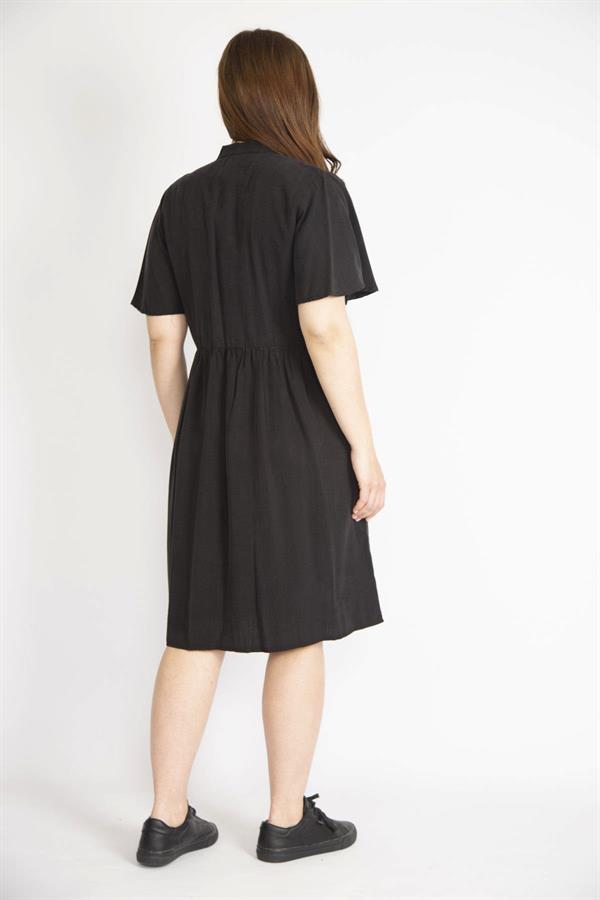 Kadın Siyah Büyük Beden Ön Düğmeli Bel Kısmı Lastik Detaylı Elbise