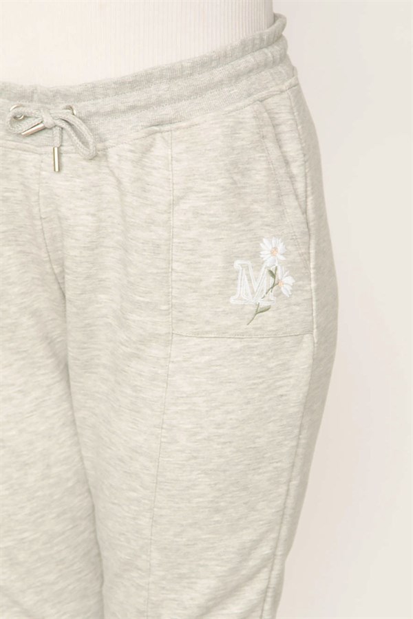 Kadın Gri Cebi Nakış Detaylı Paça Ribanalı Bel Lastik Ve Bağcıklı Spor Pantolon 65N31257