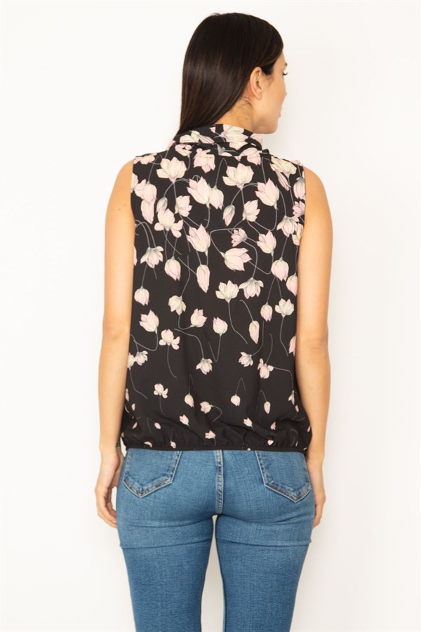 KADIN SİYAH DEGAJE YAKA ETEK UCU LASTİKLİ KOLSUZ ÇİÇEK DESENLİ BLUZ