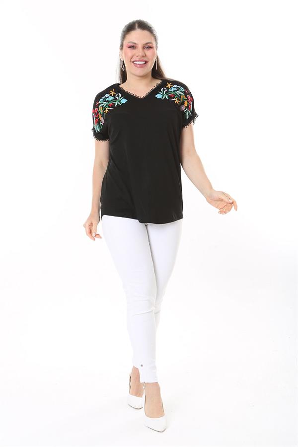 Kadın Büyük Beden Beyaz Nakış Detaylı Yaka Ve Kol Ağzı Kopenaki Dantelli V Yakalı Bluz 65N37676