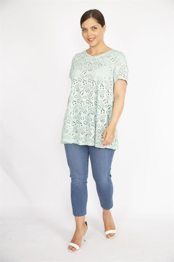 Kadın Beyaz Büyük Beden Delikiş Kumaş V Yakalı Kısa Kollu Bluz