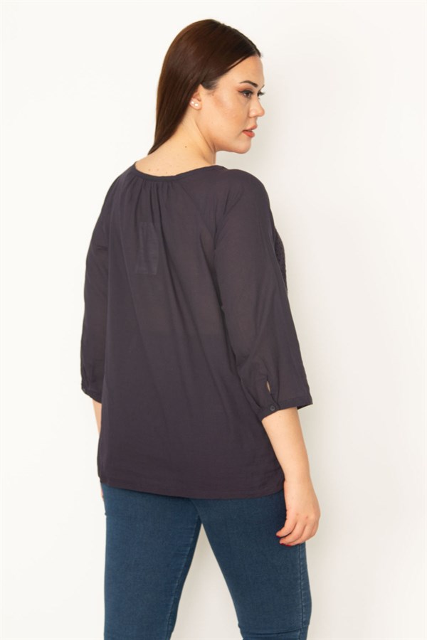 KADIN LACİVERT ÖNÜ ASTARLI DELİKİŞ NAKIŞLI KAPRİ KOLLU VUAL BLUZ