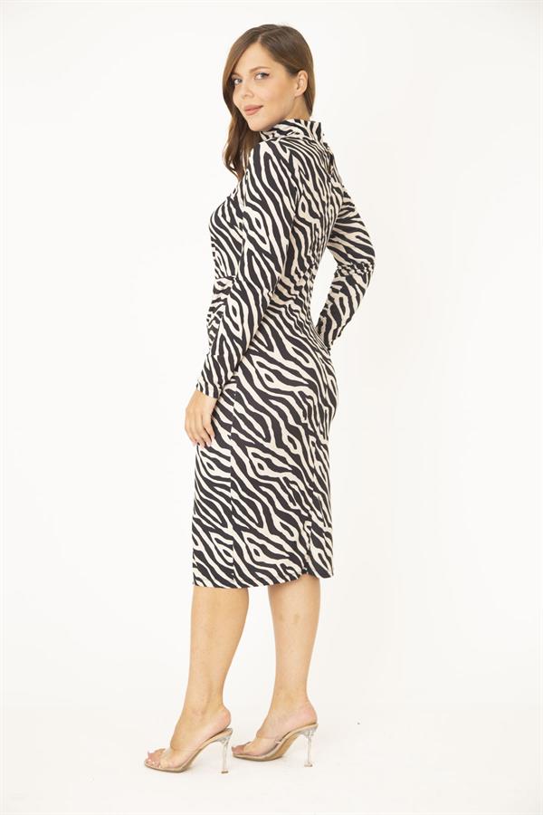 Kadın Büyük Beden Siyah Dik Yakalı Bel Büzgü Ve Yırtmaç Detaylı Elbise 65N36855