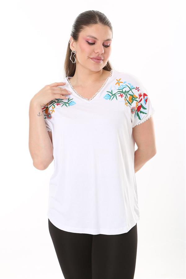 Kadın Büyük Beden Beyaz Nakış Detaylı Yaka Ve Kol Ağzı Kopenaki Dantelli V Yakalı Bluz 65N37676