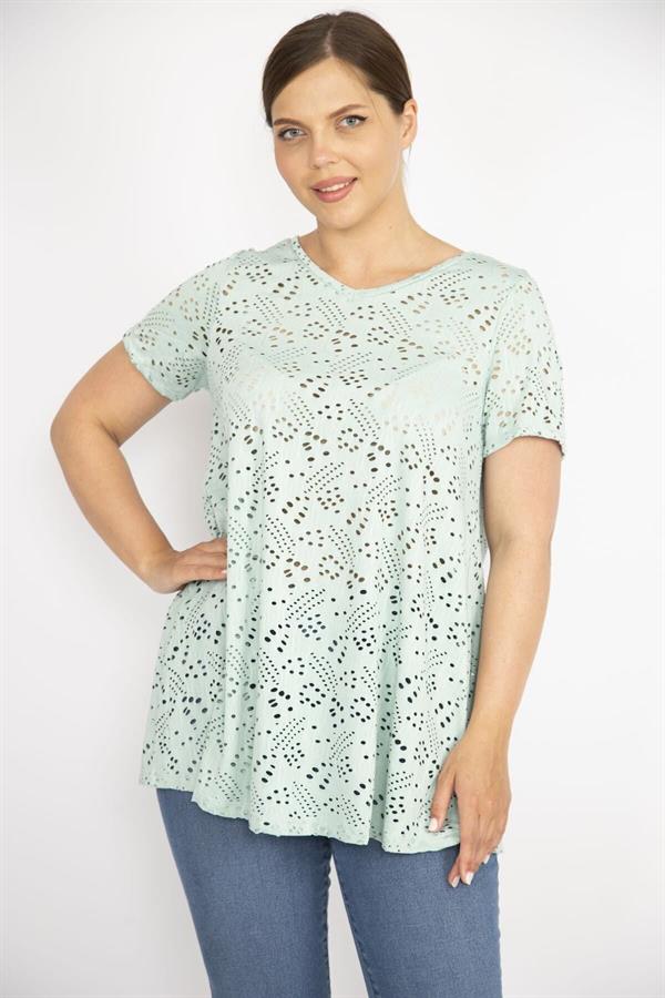 Kadın Beyaz Büyük Beden Delikiş Kumaş V Yakalı Kısa Kollu Bluz