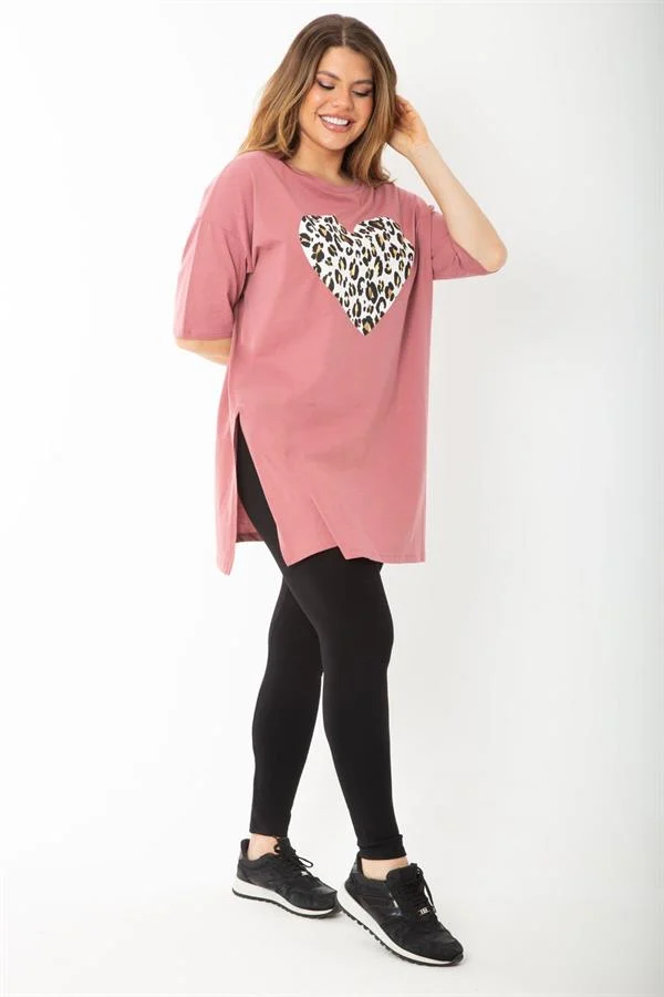 Kadın Büyük Beden Gül Kurusu Ön Baskılı Yan Yırtmaçlı Kısa Kollu Bluz 65N37758