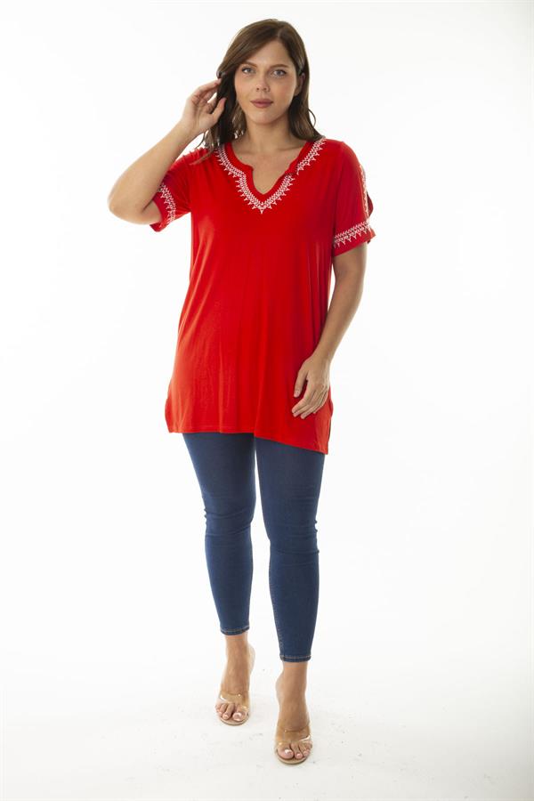Kadın Büyük Beden Kırmızı Yaka Ve Kolları Nakış Detaylı Omuz Dekolteli Bluz 65N36923