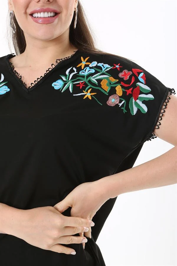 Kadın Büyük Beden Beyaz Nakış Detaylı Yaka Ve Kol Ağzı Kopenaki Dantelli V Yakalı Bluz 65N37676