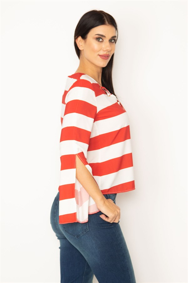 KADIN KIRMIZI YAKASI KUŞGÖZLÜ BAĞCIK DETAYLI KOL YIRTMAÇLI ÇİZGİLİ BLUZ