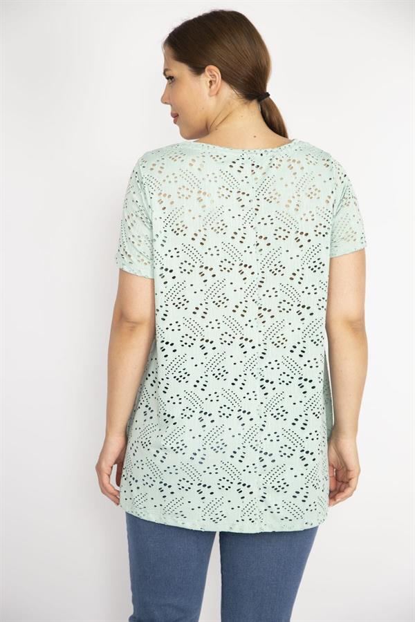 Kadın Beyaz Büyük Beden Delikiş Kumaş V Yakalı Kısa Kollu Bluz