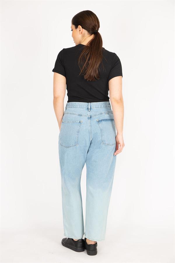 Kadın Mavi Büyük Beden Yıkama Efektli Ön Düğmeli 5 Cepli Kot Pantolon