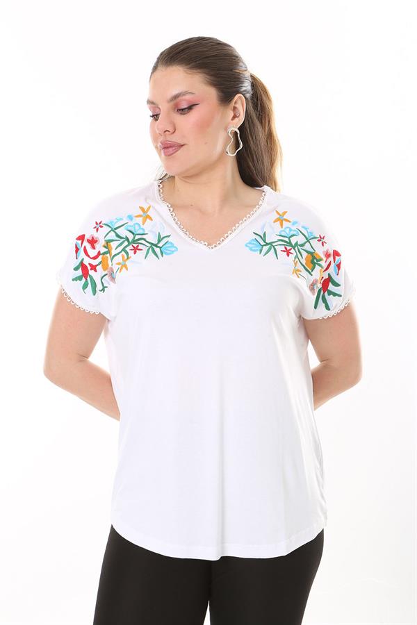 Kadın Büyük Beden Beyaz Nakış Detaylı Yaka Ve Kol Ağzı Kopenaki Dantelli V Yakalı Bluz 65N37676