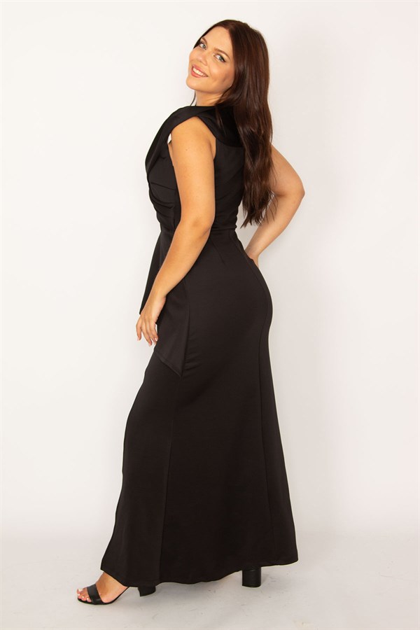 Kadın Siyah Anvelop Yaka Bel Kısmı Volanlı Ön Yırtmaçlı Uzun Abiye Elbise 65N34155