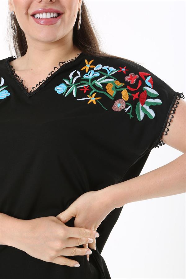 Kadın Büyük Beden Beyaz Nakış Detaylı Yaka Ve Kol Ağzı Kopenaki Dantelli V Yakalı Bluz 65N37676