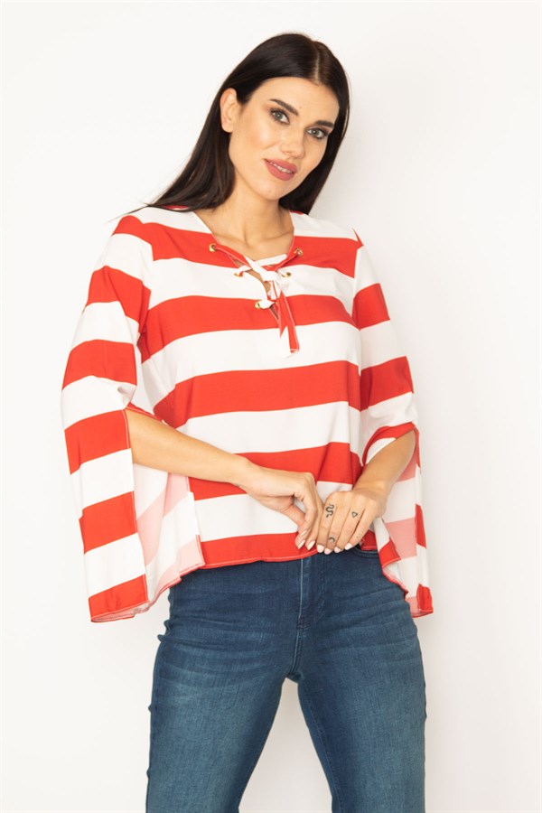 KADIN KIRMIZI YAKASI KUŞGÖZLÜ BAĞCIK DETAYLI KOL YIRTMAÇLI ÇİZGİLİ BLUZ