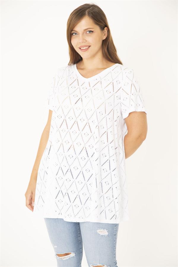 Kadın Büyük Beden Beyaz Delikiş Kumaş V Yakalı Kısa Kollu Bluz 65N36944