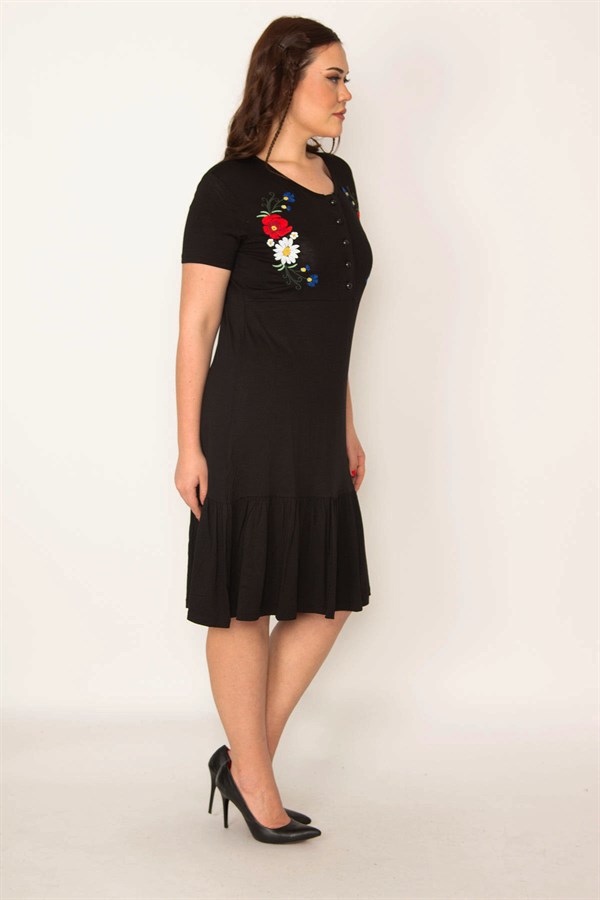KADIN SİYAH NAKIŞ DETAYLI ÖN PAT DÜĞMELİ ETEK UCU KATLI ELBİSE