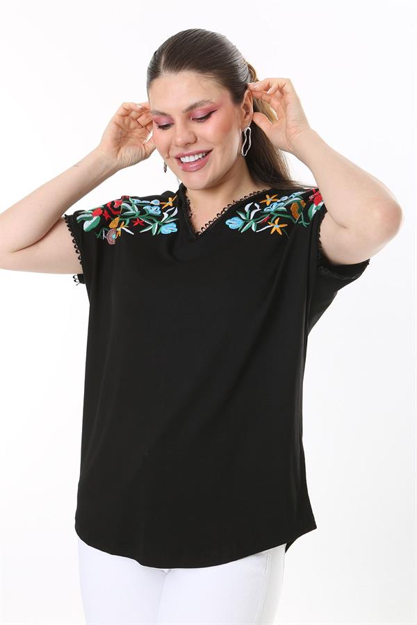 Kadın Büyük Beden Beyaz Nakış Detaylı Yaka Ve Kol Ağzı Kopenaki Dantelli V Yakalı Bluz 65N37676