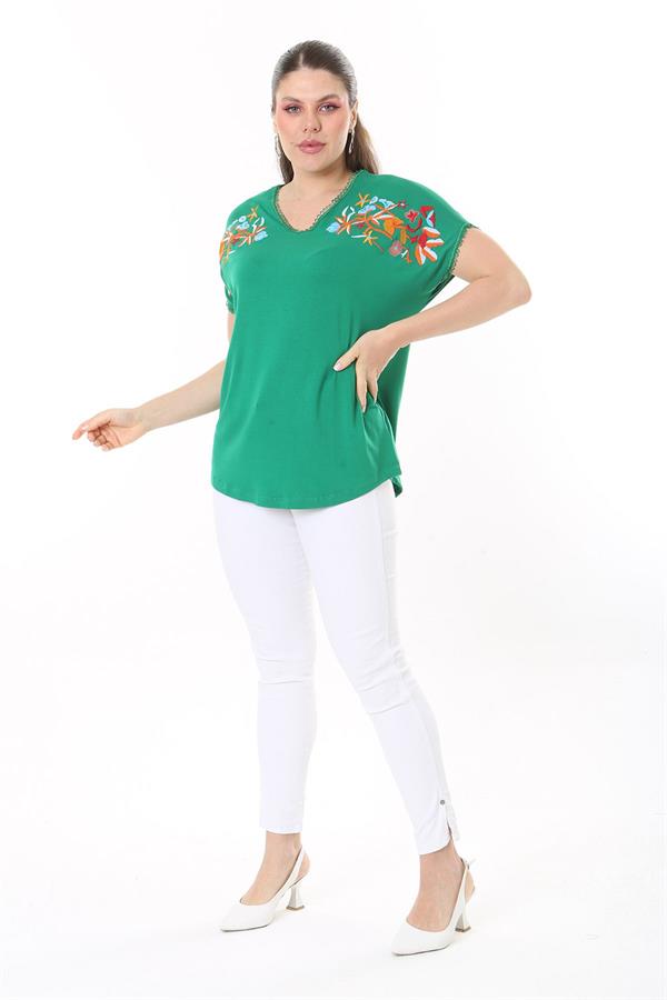 Kadın Büyük Beden Beyaz Nakış Detaylı Yaka Ve Kol Ağzı Kopenaki Dantelli V Yakalı Bluz 65N37676