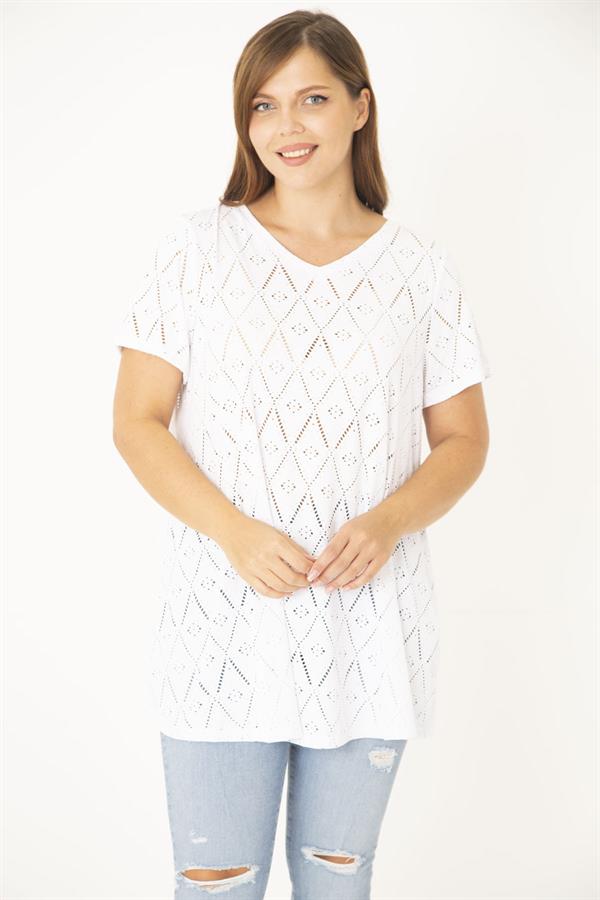 Kadın Büyük Beden Beyaz Delikiş Kumaş V Yakalı Kısa Kollu Bluz 65N36944