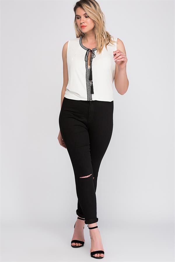 Kadın Siyah Yırtık Detaylı Denim Pantolon 65N19016