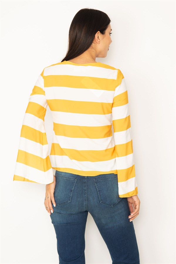 KADIN KIRMIZI YAKASI KUŞGÖZLÜ BAĞCIK DETAYLI KOL YIRTMAÇLI ÇİZGİLİ BLUZ