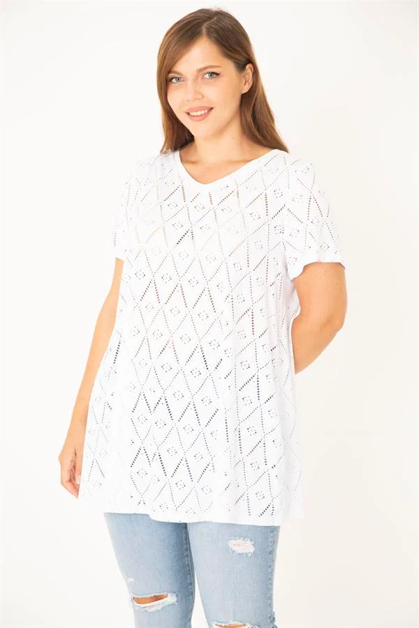 Kadın Büyük Beden Beyaz Delikiş Kumaş V Yakalı Kısa Kollu Bluz 65N36944