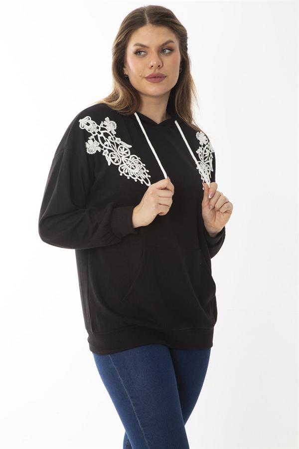 Kadın Büyük Beden Siyah Aplike Dantel Ve Kapşon Detaylı Kanguru Cepli Sweatshirt 65N37015