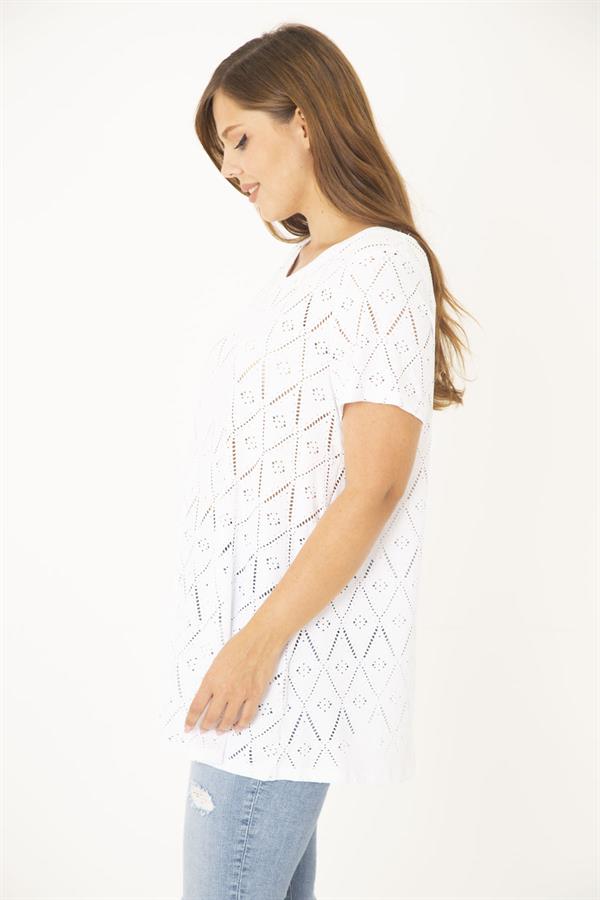 Kadın Büyük Beden Beyaz Delikiş Kumaş V Yakalı Kısa Kollu Bluz 65N36944