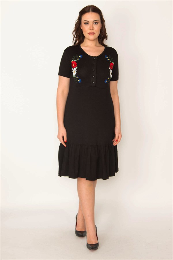 KADIN SİYAH NAKIŞ DETAYLI ÖN PAT DÜĞMELİ ETEK UCU KATLI ELBİSE